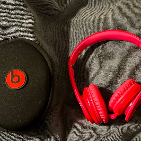 Beats By Dre headphones with case in hot pink with cord  like new condition. - Picture 1 of 4
